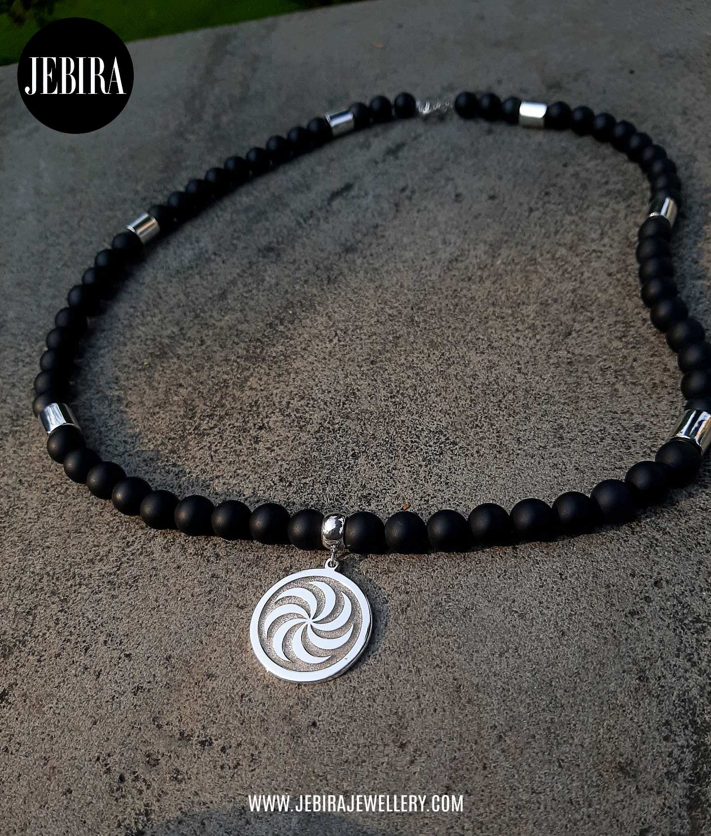 მამაკაცის ყელსაბამი შაი მძივებით დავერცხლის ფიგურებით რომელზეც შუაში კიდია ბორჟღალის მედალიონი