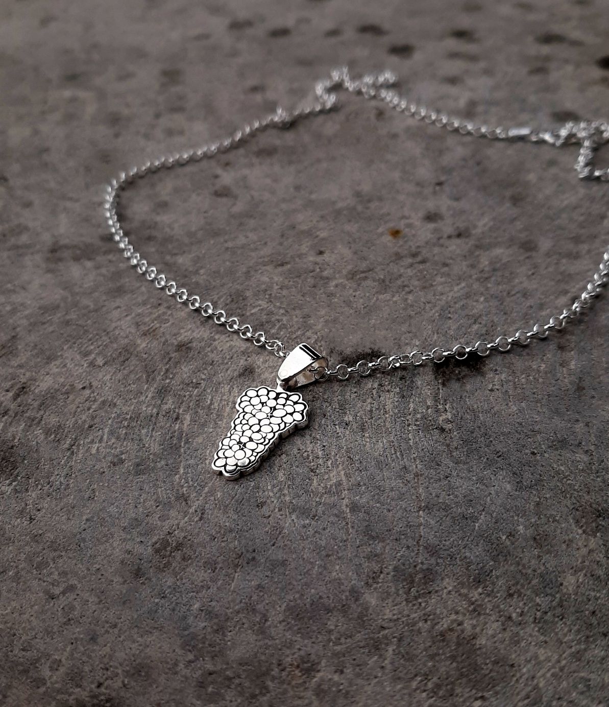 ვერცხლის სამკაული, მედალიონი ყელსაბამი კულონი ყურძნის მტევნის გამოსახულებით