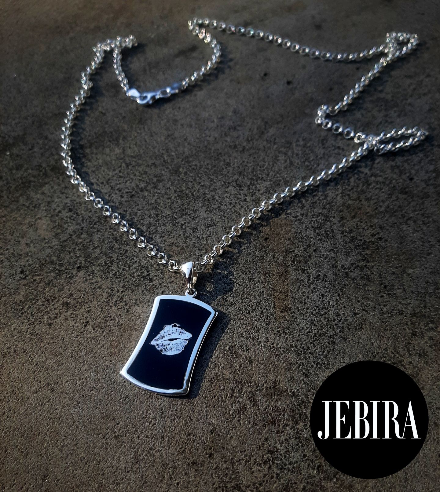 ვერცხლის სამკაული, მედალიონი ყელსაბამი კულონი ტუჩების სურათით