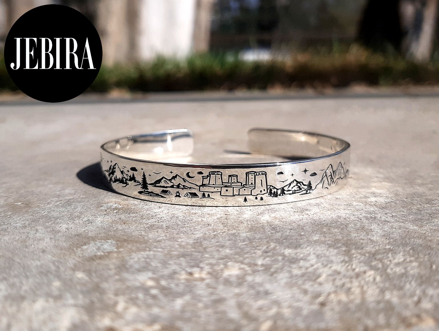 ვერცხლის სამაჯური სვანებისთვის, გამოსახული სვანური კოშკებით ბუნებით მთებით და ნაძვებით