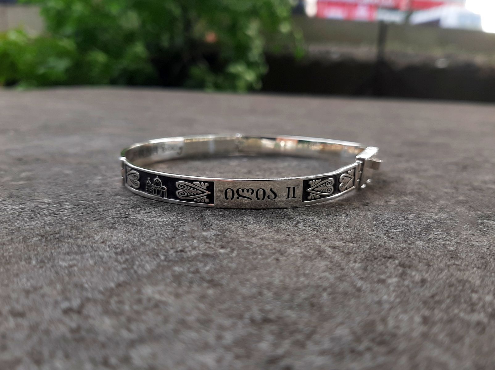 ვერცხლის სამაჯური უფალო შეგვიწყალენ , სამ ნაწილიანი რომელიც არის ორნამენტებით შემკობილი ორ ნაწილზე ეკლესიით და ქრისტიანული ორნამენტებით ხოლო შუაში წარწერით უფალო შეგვიწყალენ