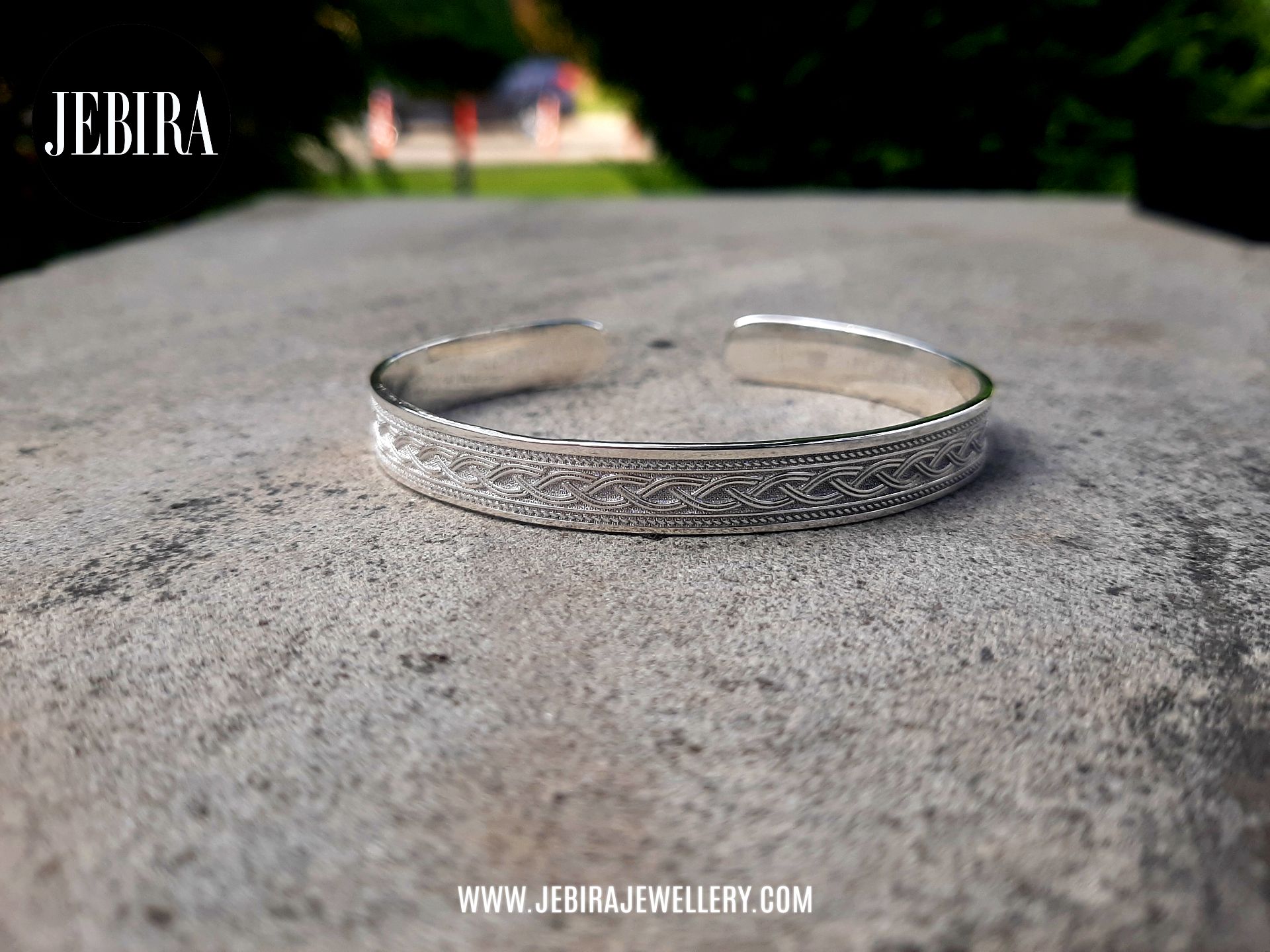 ვერცხლის სამაჯური მამაკაცისთვის რომელზეც ამოტვიფრულია თოკის წნულის ორნამენტი