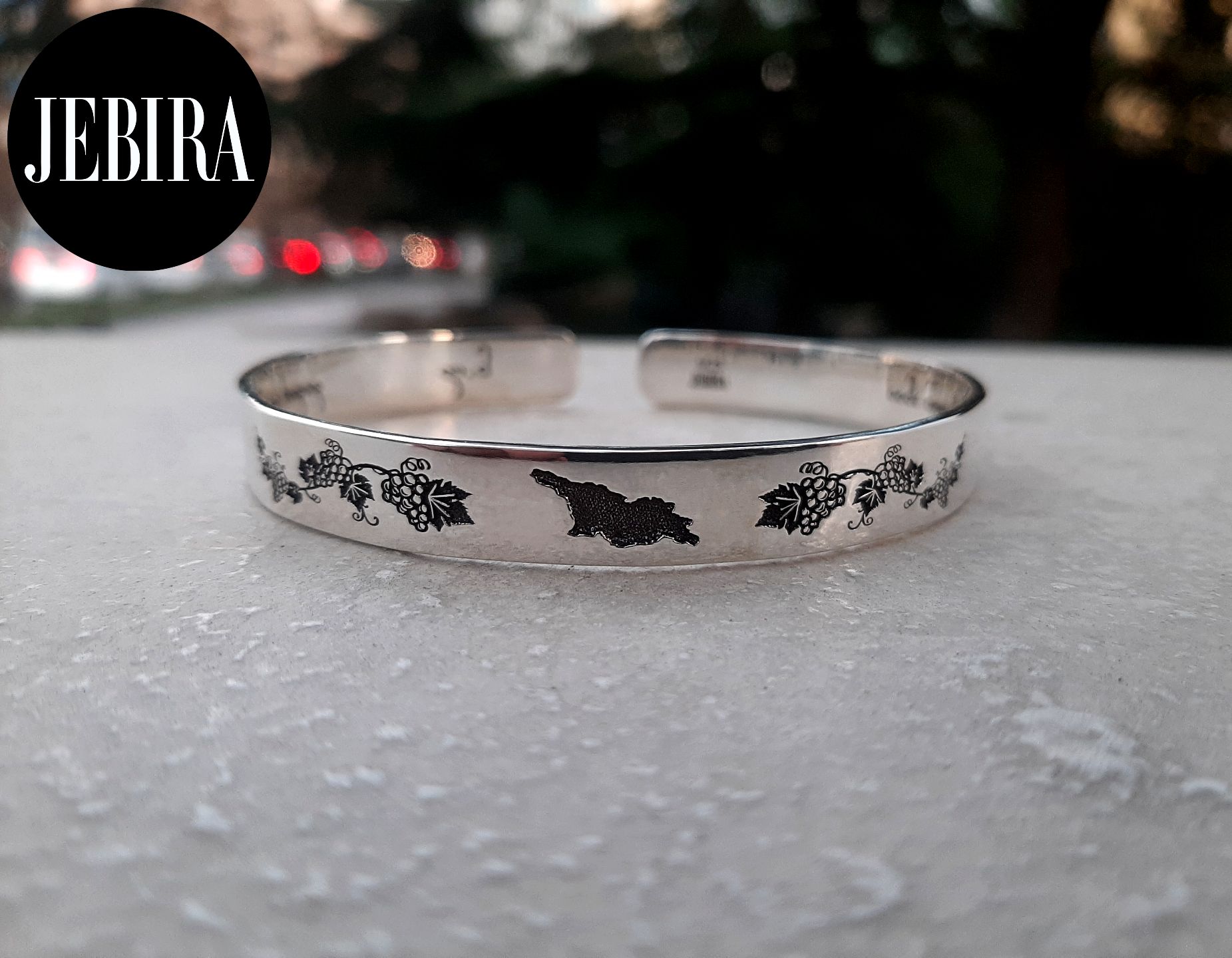 ვერცხლის სამაჯური საქართველოს რუკით და ყურძნის მევნებით გარშემო ორნამენტებით