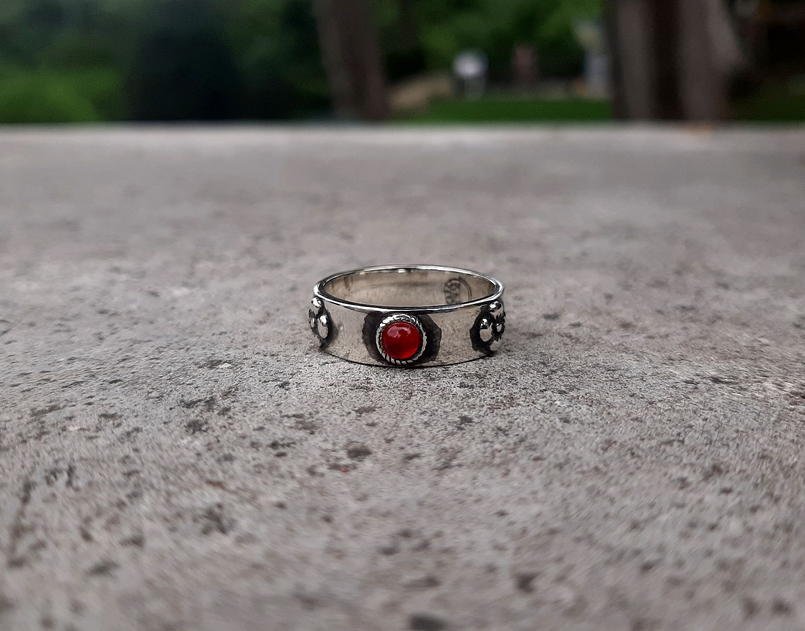 ვერცხლის სამკაული, ვერცხლის ბეჭედი ყვავილების გამოსახულებით და წითელი თვლებით