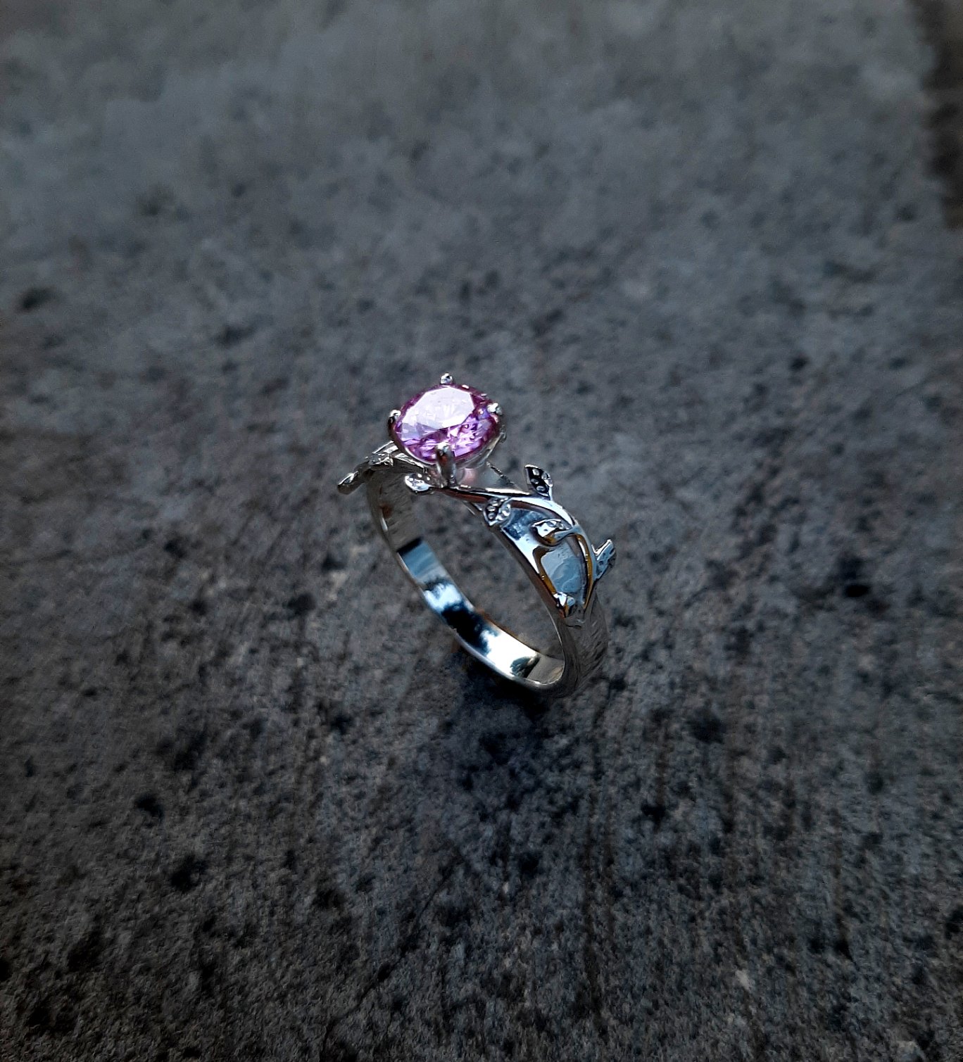 ვერცხლის სამკაული, ვერცხლის ბეჭედი ხის ტოტების და ფოთლების ფორმით რომელსაც აქვთ ვარდისფერი თვალი ზედა მხარეს 