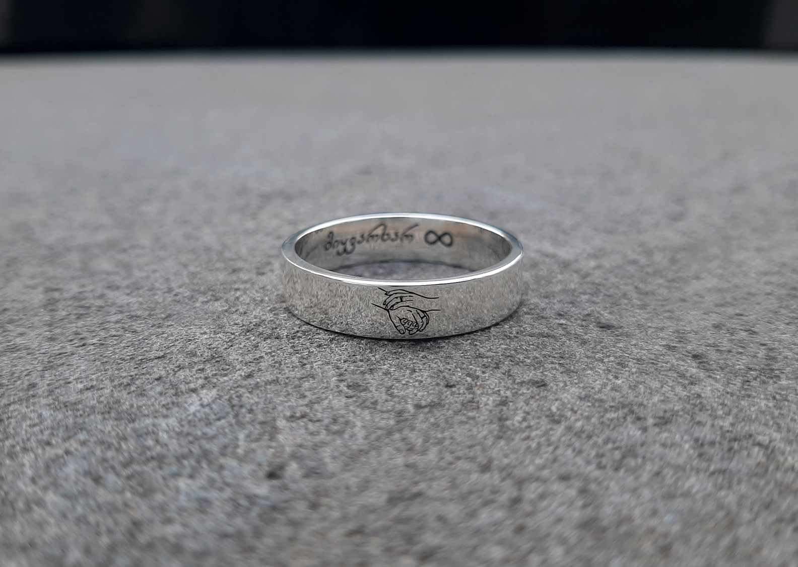 ვერცხლის ბეჭედი ხელებჩაკიდებული ნახატით გარე მხარეს, ხოლო შიდა მხარეს წარწერით "მიყვარხარ "