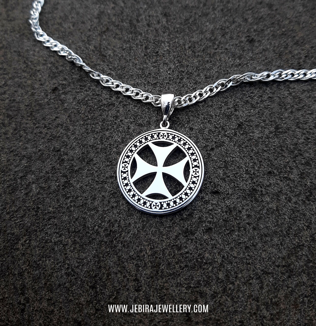 ვერცხლის მედალიონი, კულონი ბოლნური ჯვრის გამოსახულებით, რომელსაც წრეზე მიყვება ორნამენტები