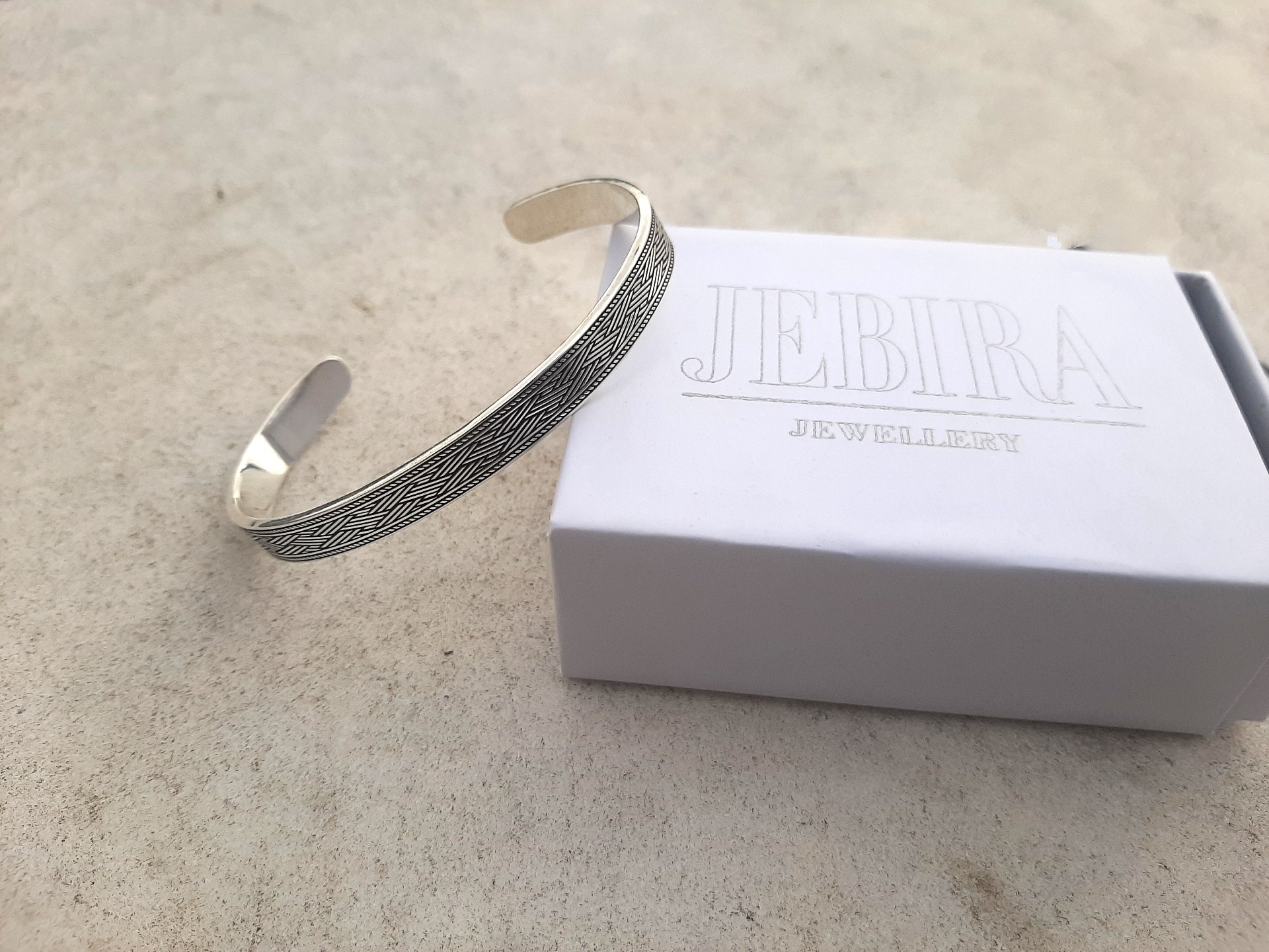 ვერცხლის სამაჯური მამაკაცის ორნამენტებით