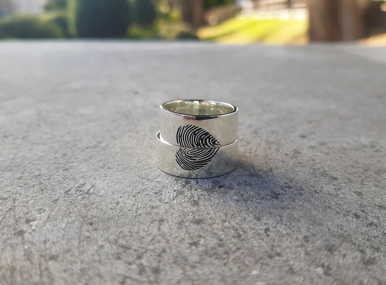 ვერცხლის ბეჭდები წყვილის თითის ანაბეჭდებით, რომელიც გულის ფორმაში ჯდება გადაბმის სახით