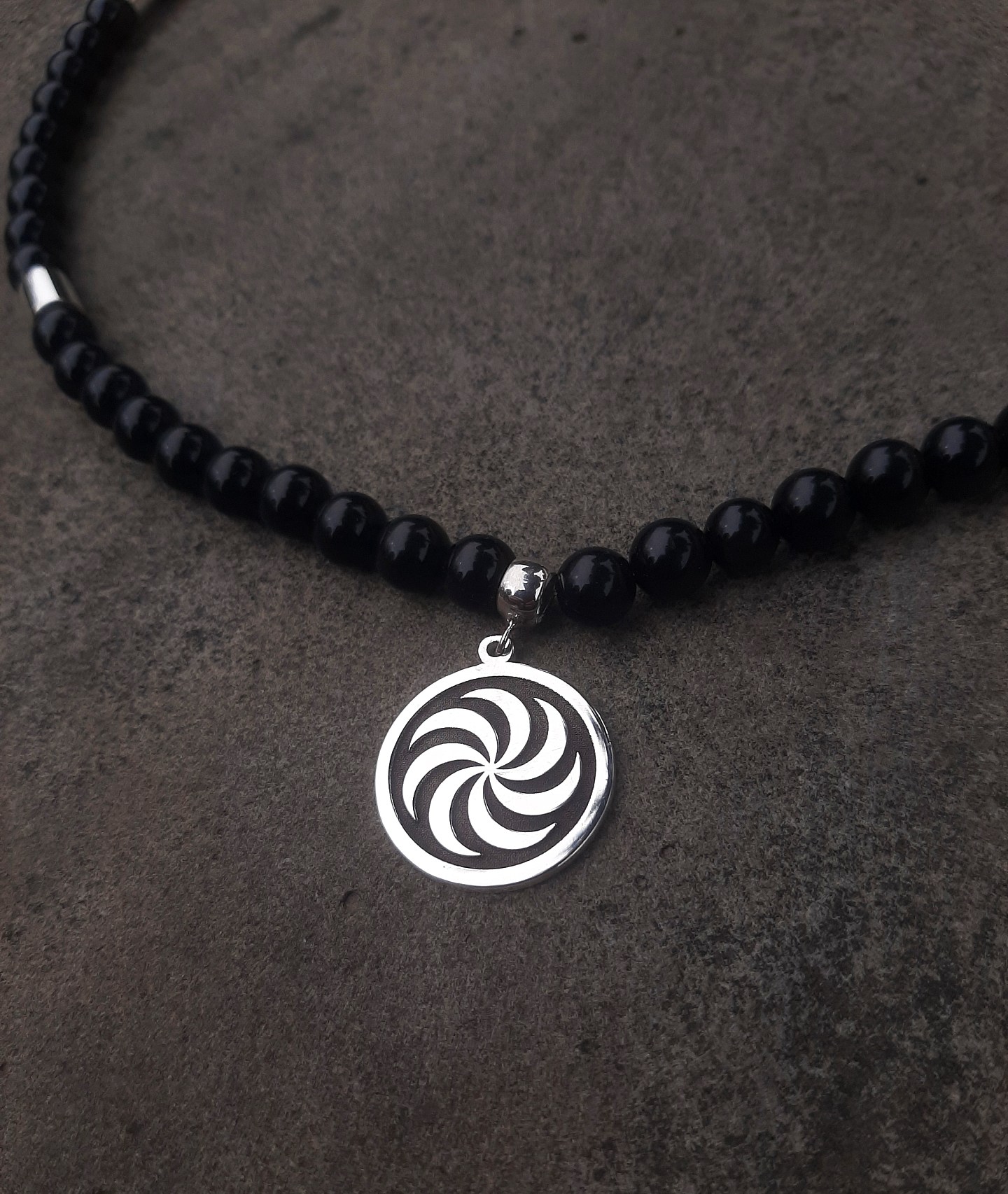 ვერცხლის ყელსაბამი გამოსახული ბორჯღალის მედალიონით და 6 ვერცხლის ფიგურით რომელიც ასხმულია ობსიდიანის ქვებით