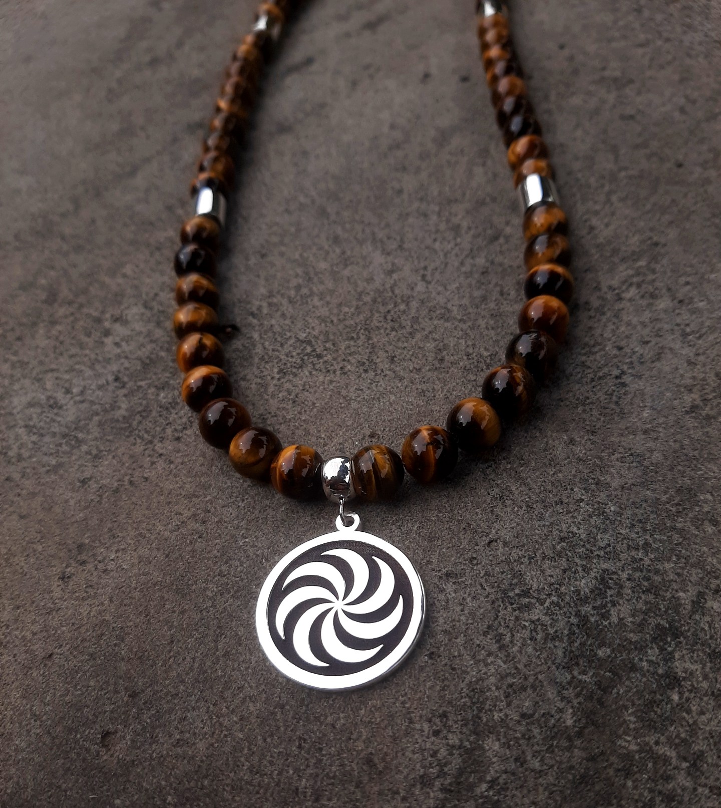 ვერცხლის ყელსაბამი გამოსახული ბორჯღალის მედალიონით და 6 ვერცხლის ფიგურით რომელიც ასხმულია ვეფხვის თვალის ქვებით