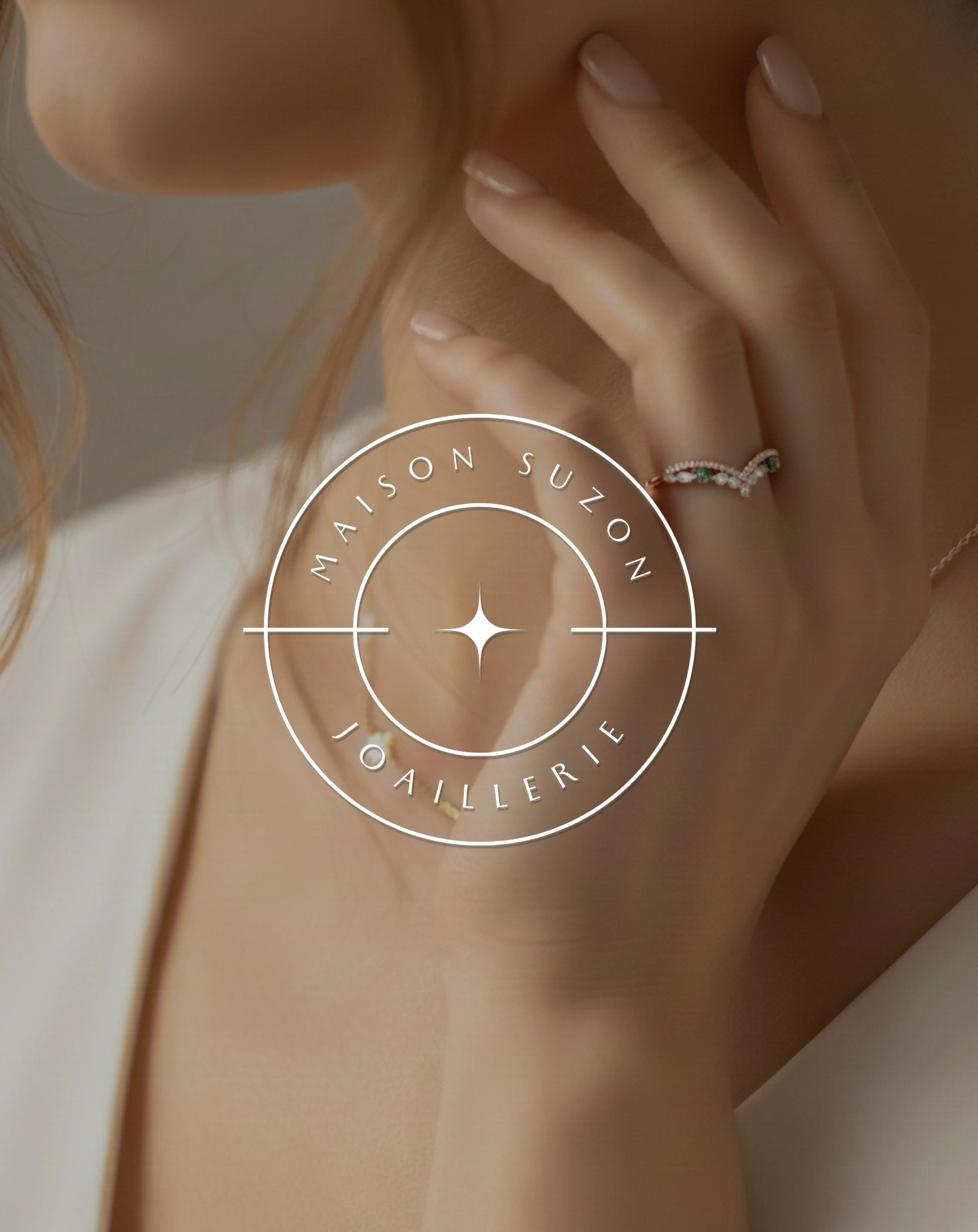 Collier délicat orné de fleurs blanches avec des perles, porté sur le cou d'une personne.