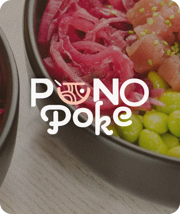 Des femmes en tenue de sport noire font des exercices au sol dans une salle de sport, souriantes et concentrées.