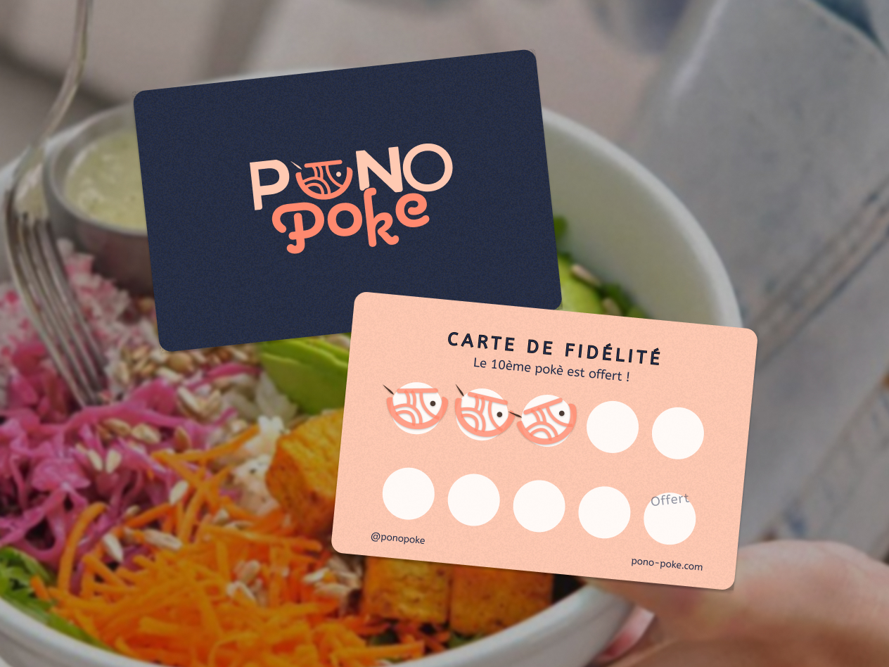 Deux cartes, une avec le logo Pono Poke en rose sur fond bleu marine, et une carte de fidélité rose montrant trois tampons poissons et texte "Le 10ème pokè est offert !" au-dessus, avec un bol de poké en arrière-plan.
