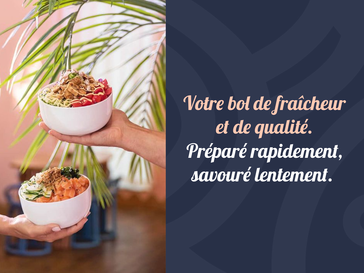 Deux bols blancs remplis de poke bowls colorés tenus par des mains devant des feuilles de plante.