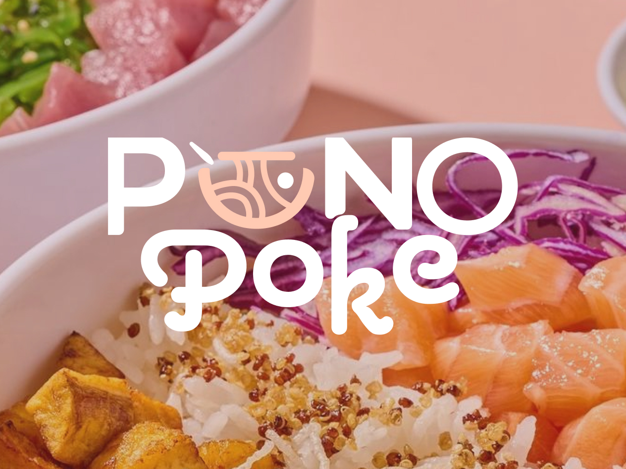 Bol de poke avec riz, quinoa, patates douces, saumon et chou rouge râpé.