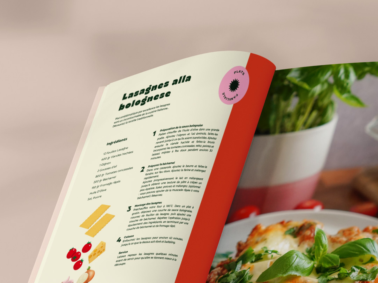 Page de livre ouverte montrant une recette de lasagnes à la bolognaise avec des illustrations d'ingrédients et un plat de lasagnes garnies de basilic en arrière-plan.