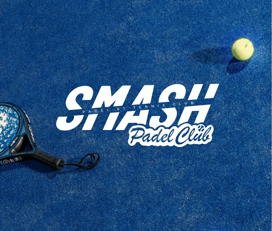 Personne tenant une tablette affichant une page avec le titre « Inside Chanel » et une image en noir et blanc de Coco Chanel.