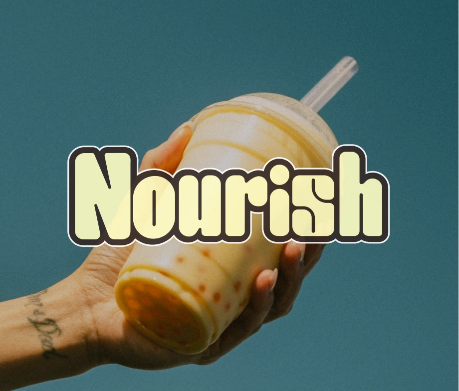 Personne tenant une tablette affichant une page avec le titre « Inside Chanel » et une image en noir et blanc de Coco Chanel.