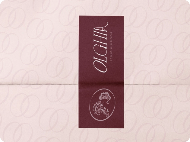 Deux cartes, une avec le logo Pono Poke en rose sur fond bleu marine, et une carte de fidélité rose montrant trois tampons poissons et texte "Le 10ème pokè est offert !" au-dessus, avec un bol de poké en arrière-plan.