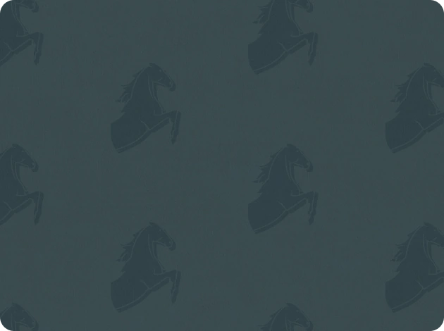 Motif répétitif de têtes de cheval stylisées en foncé sur fond bleu-gris.