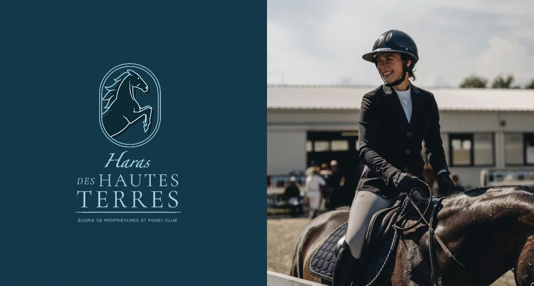 Cavalier souriant en tenue d'équitation sur un cheval, à côté du logo de Haras des Hautes Terres.