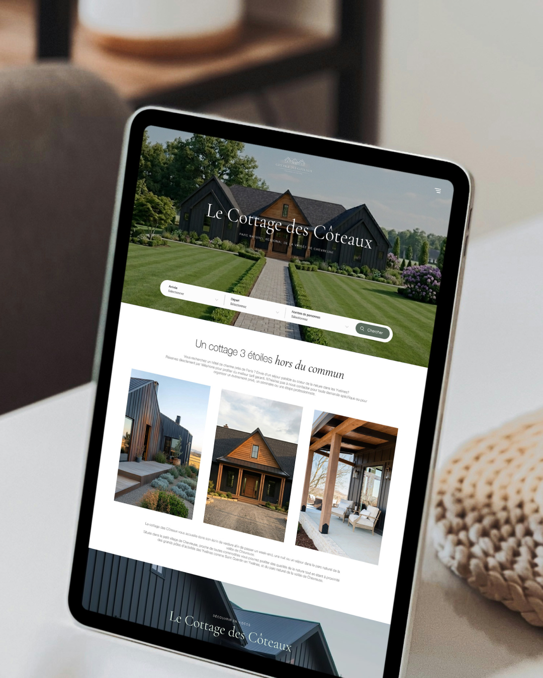 Page web en français présentant Le Cottage des Côteaux avec photos de la maison, jardin et terrasse.