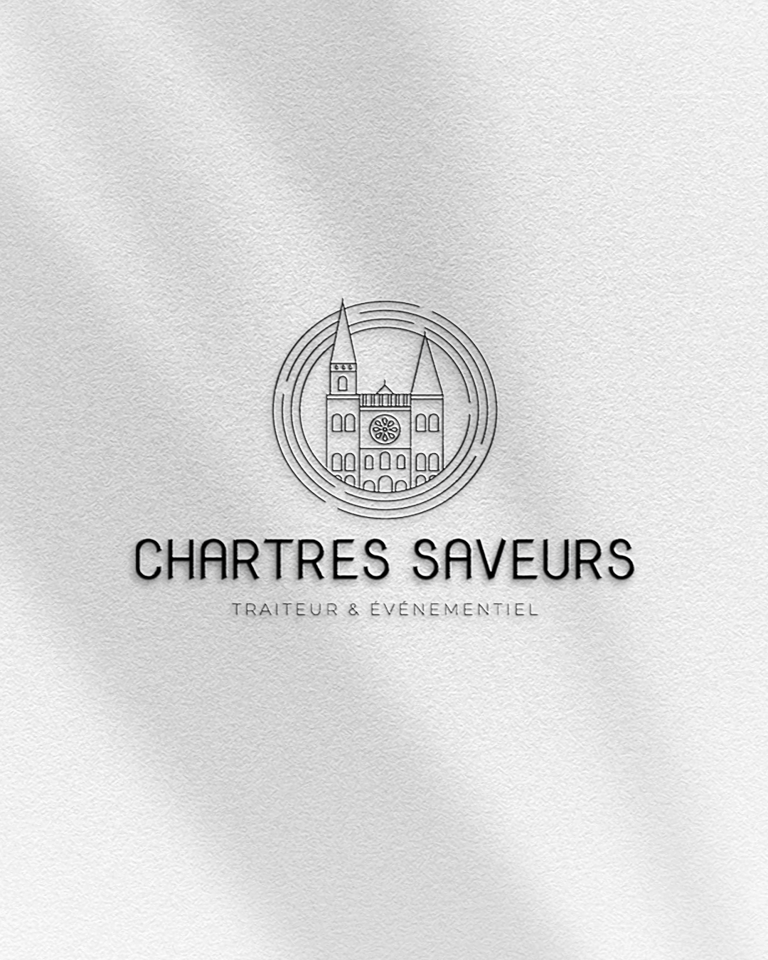 Deux cartes de visite pour Haras des Hautes Terres, une avec un fond bleu et un logo de cheval, l'autre avec les coordonnées sur fond blanc avec un dessin discret de cheval.