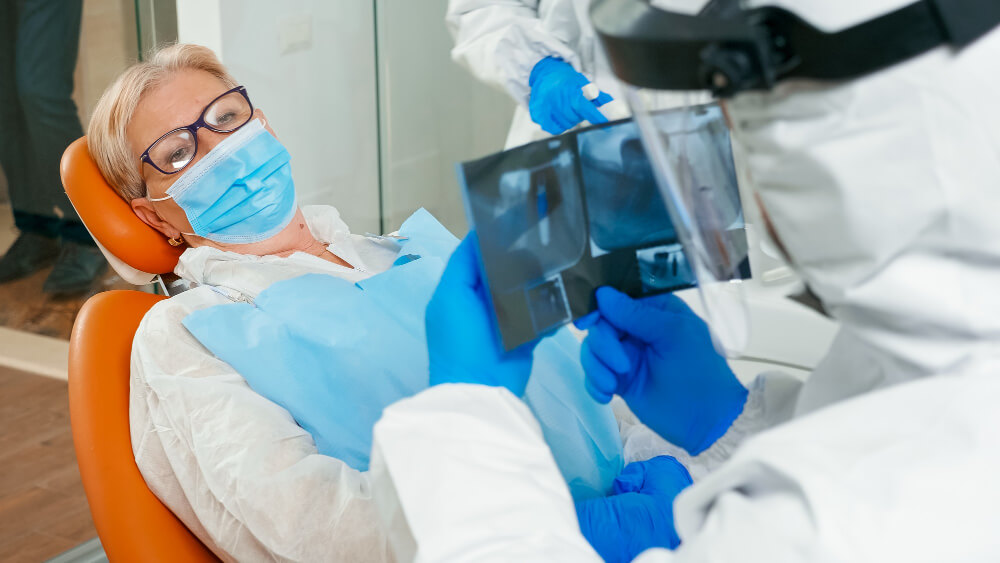 dentist-with-face-shield-in-pandemic