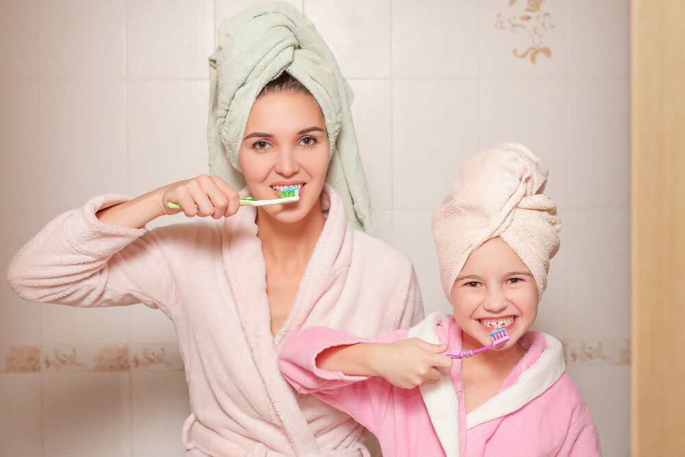 mother-little-daughter-with-toothbrushes