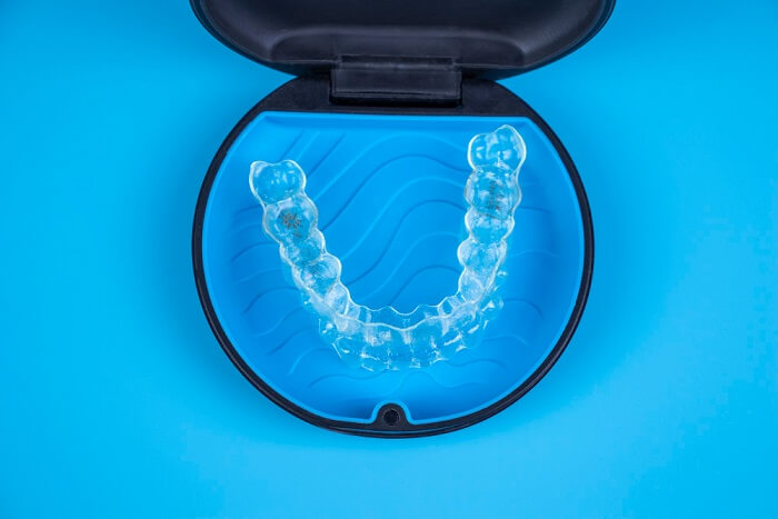invisalign-transparent-braces-plastic-case