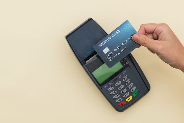 credit-card-screen-cashless-payment-EMI
