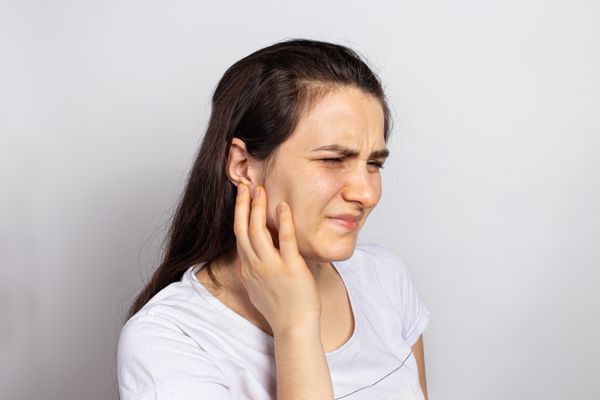 girl pain in jaw joint