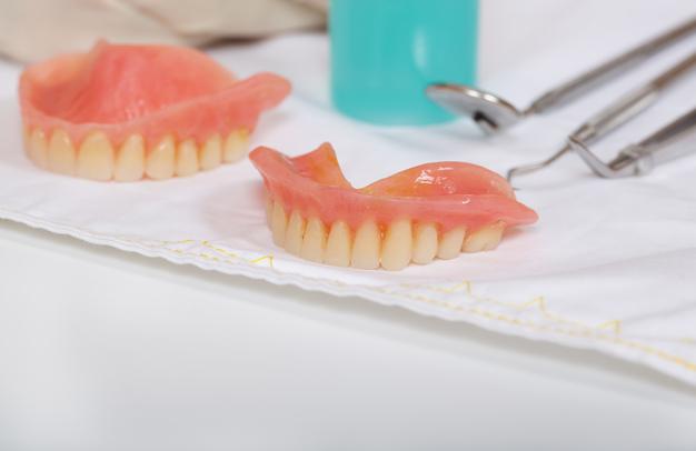 complete-denture-stomatological-table-closeup