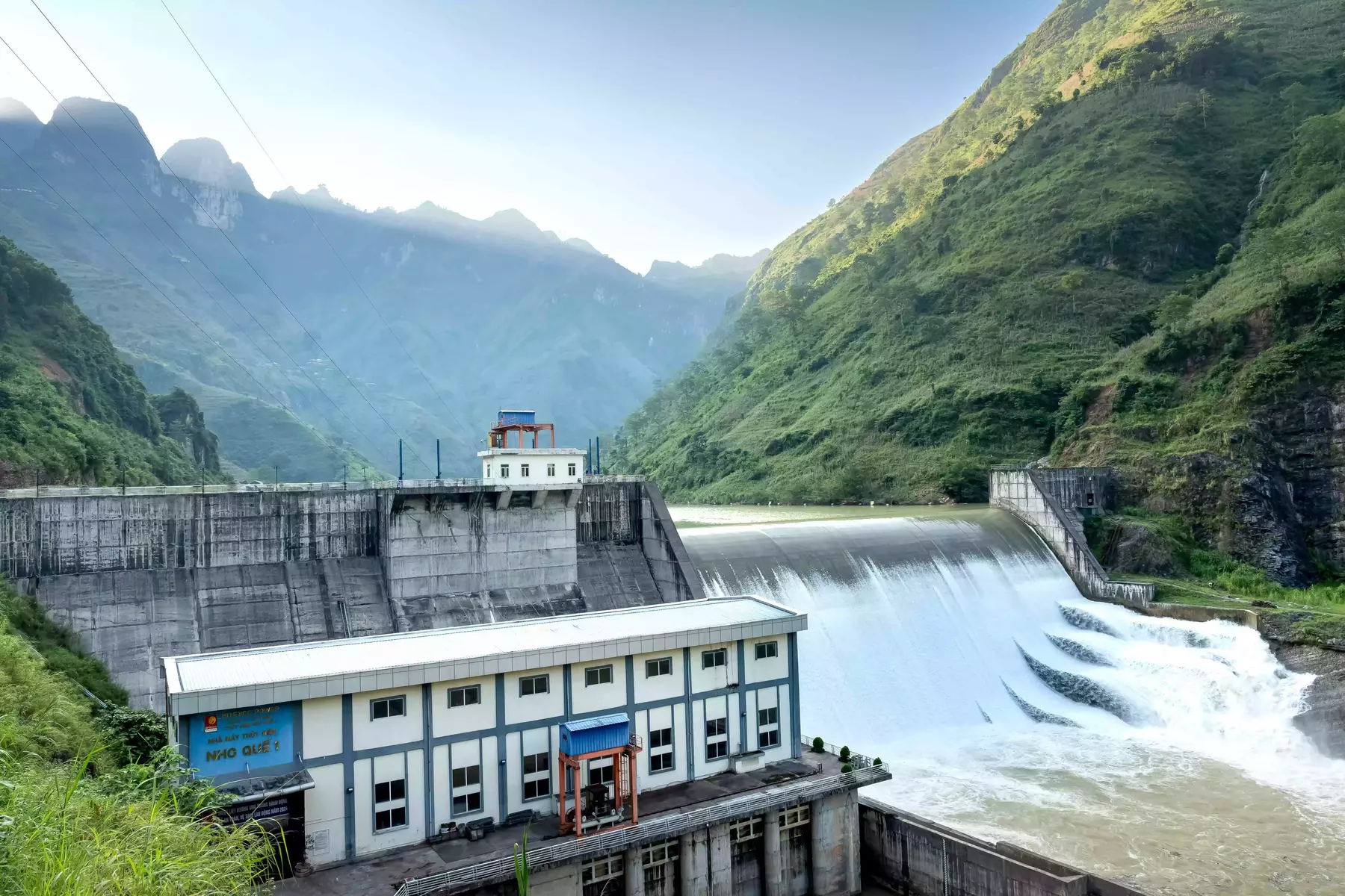 barrage dans les montagnes