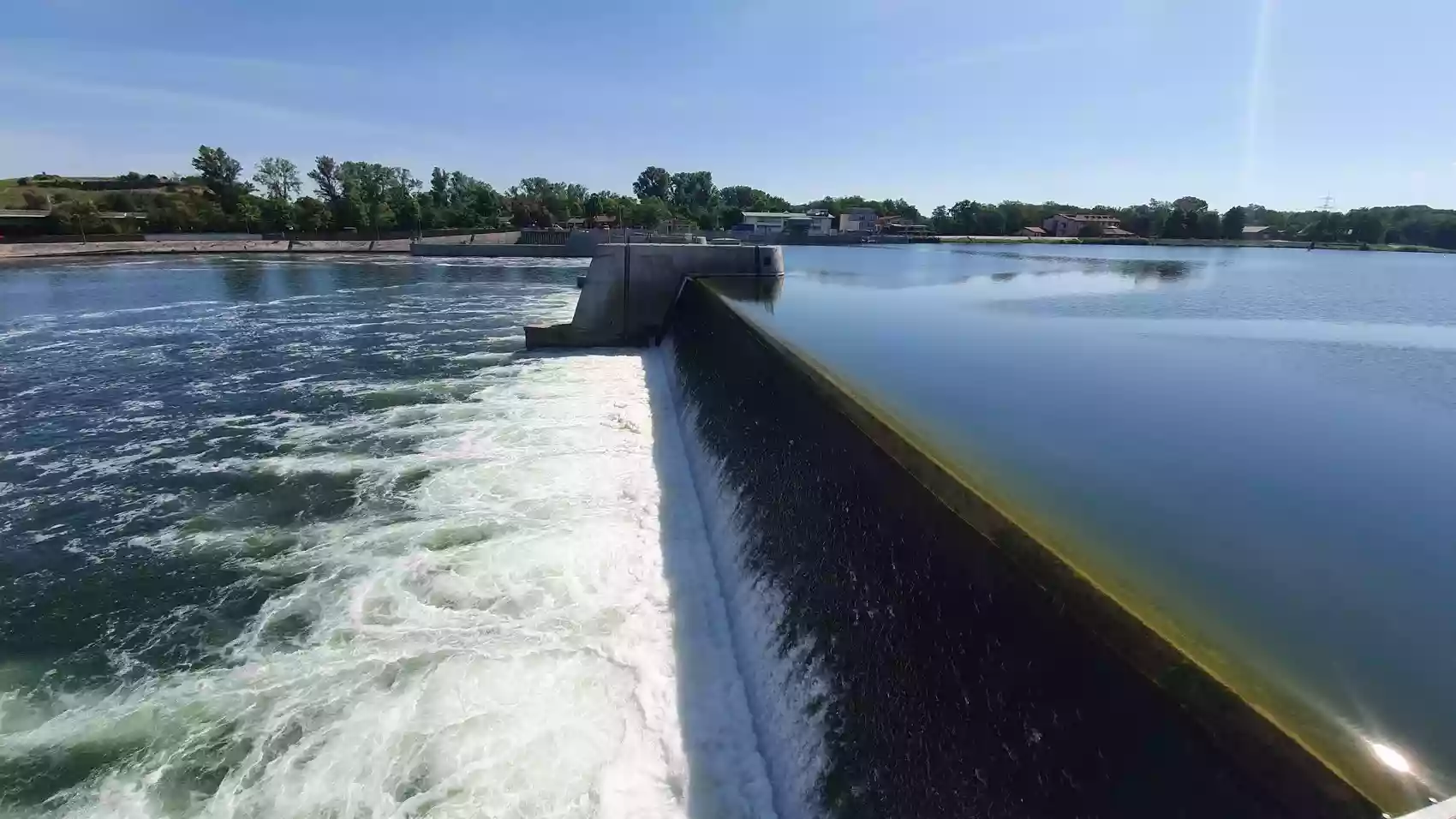 barrage eau vu de profil