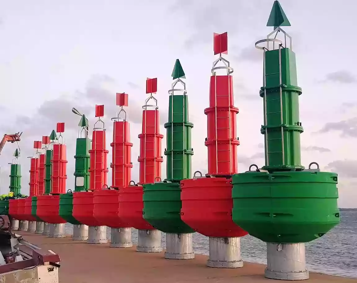 bouées rouges et vertes pour travaux maritimes