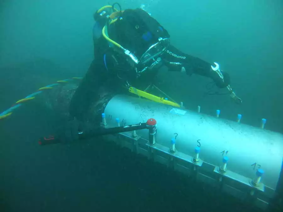 scaphandrier en train de travailler sur une pipeline dans l'eau