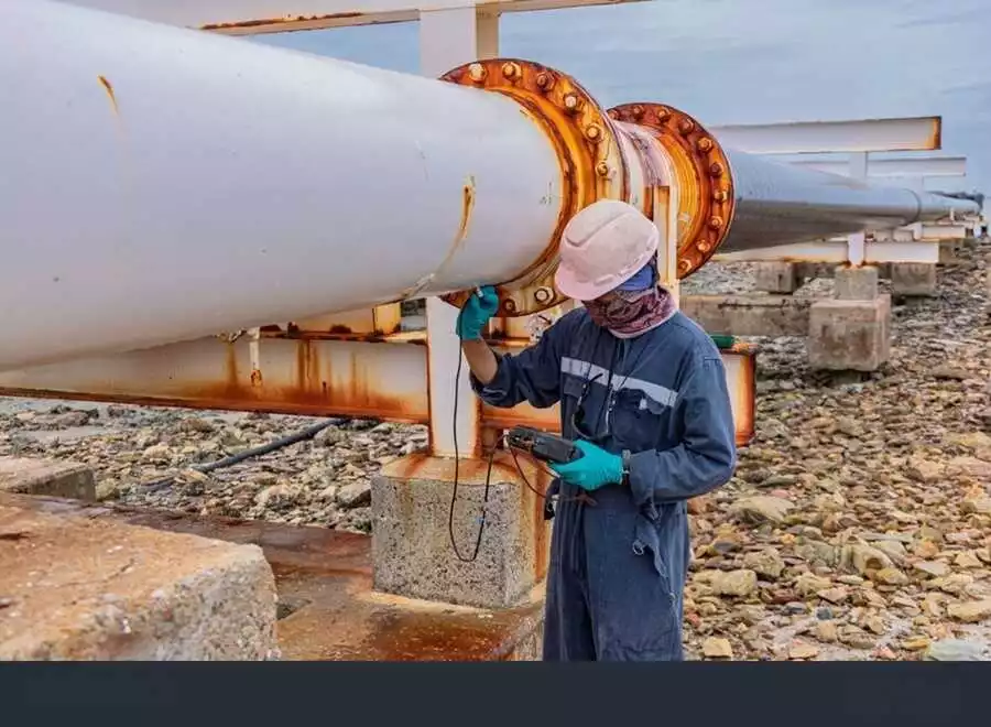 technicien maritime près d'une pipeline en train de travailler