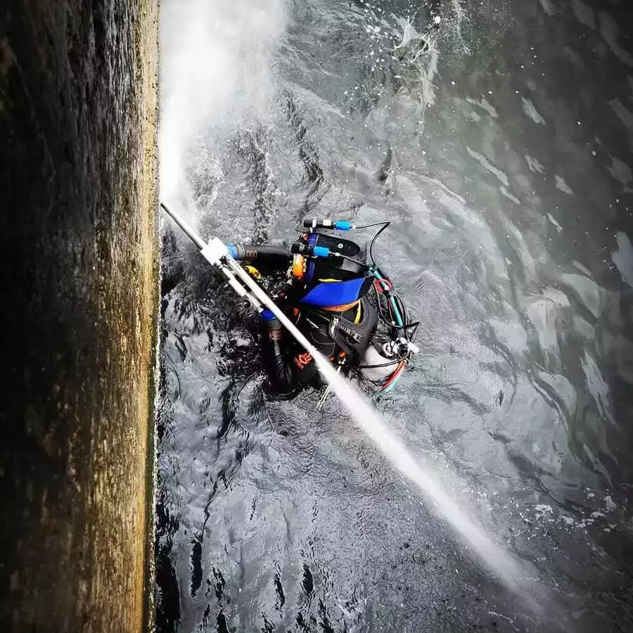 technicien maritime scaphandrier en train de se mettre à l'eau