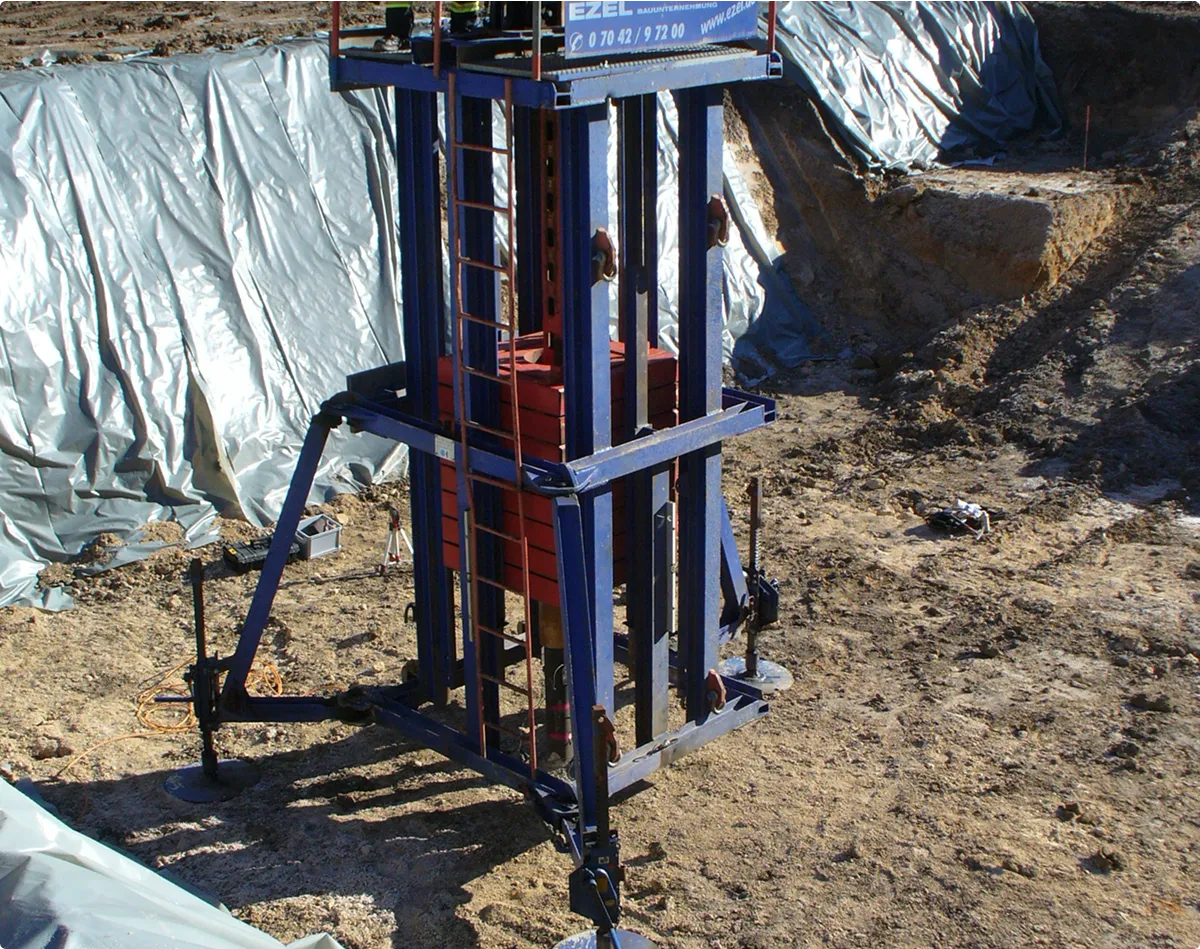 Baustelle mit Bohrgerät und Baugrunduntersuchung im Ingenieurbau
