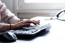 Detailaufnahme einer Hand an Tastatur im Büro von Sigler Schumer Spieth