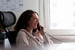 Mitarbeiterin von Sigler Schumer Spieth am Telefon im Büro