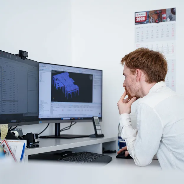 Ingenieurteam von Sigler Schumer Spieth analysiert 3D-Modell am Bildschirm