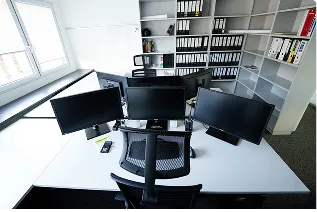 Moderner CAD-Arbeitsplatz im Ingenieurbüro Sigler Schumer Spieth mit mehreren Monitoren