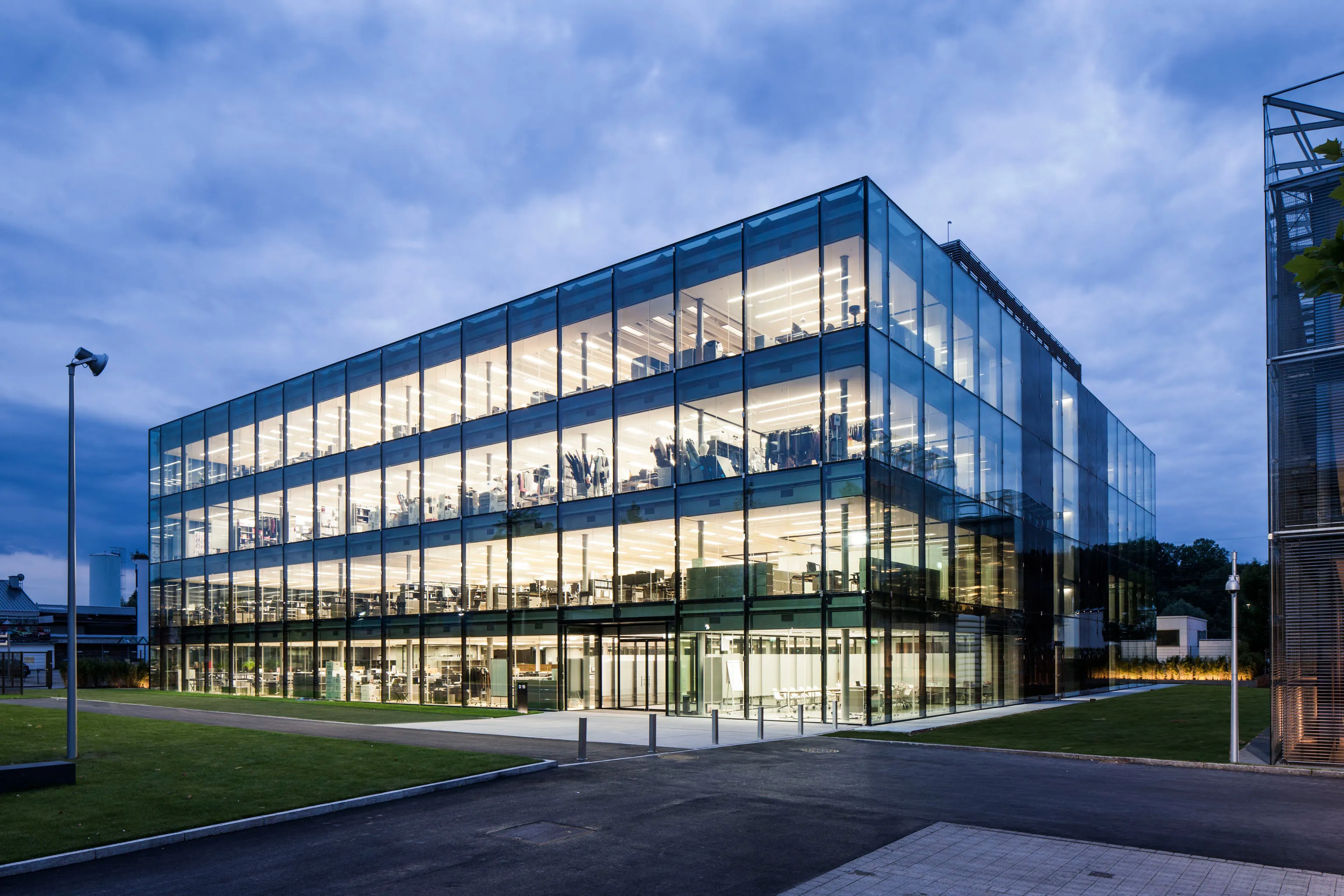 Modernes Büro- und Verwaltungsgebäude mit Glasfassade und Ingenieurplanung von Sigler Schumer Spieth