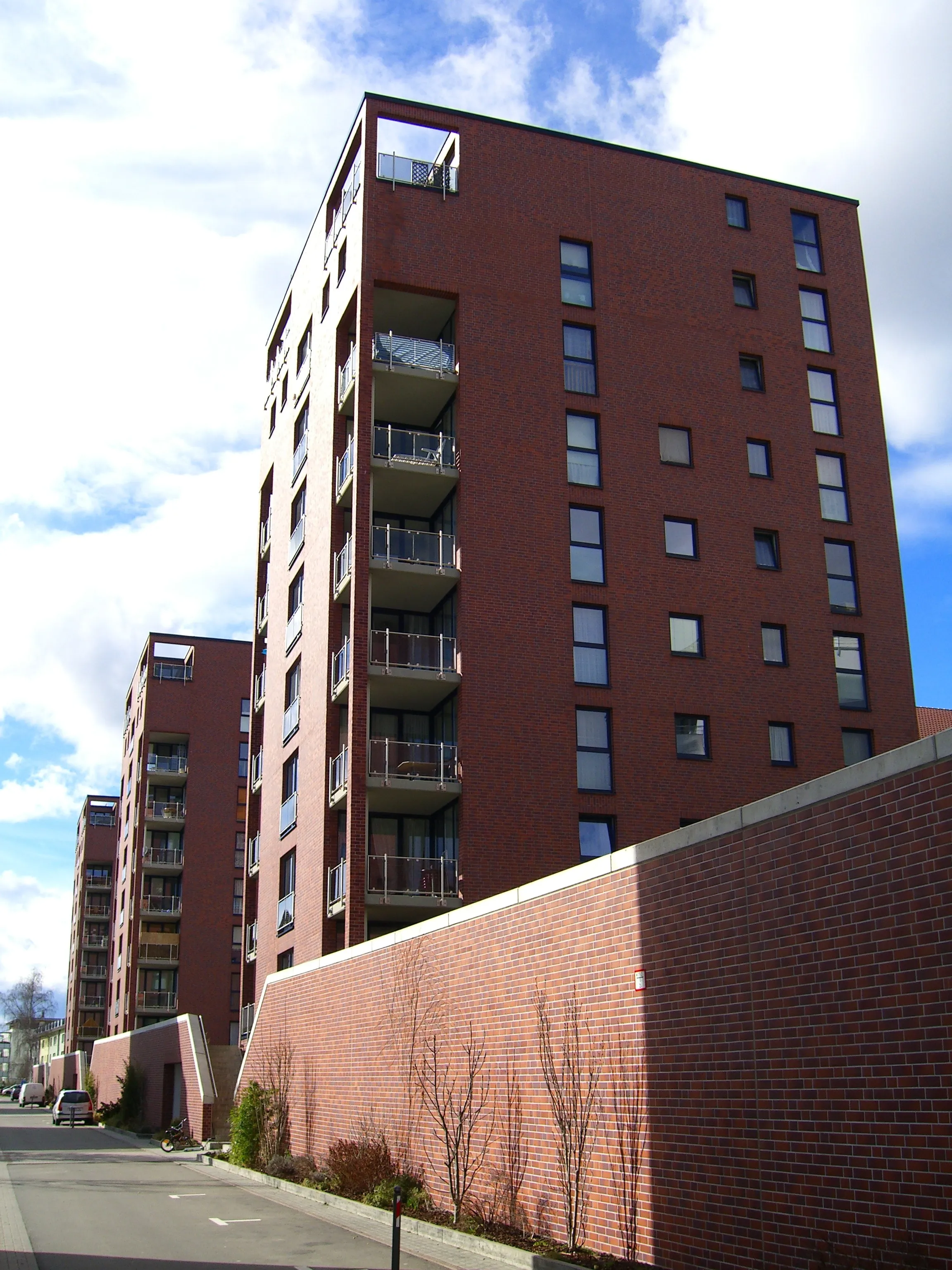 Mehrgeschossiges Wohngebäude mit roter Klinkerfassade und Tragwerksplanung durch Sigler Schumer Spieth