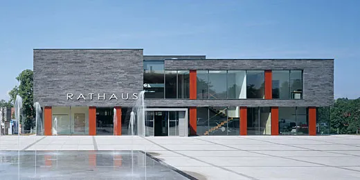 Verwaltungsgebäude mit klarer Kubatur und Tragwerksplanung durch Sigler Schumer Spieth