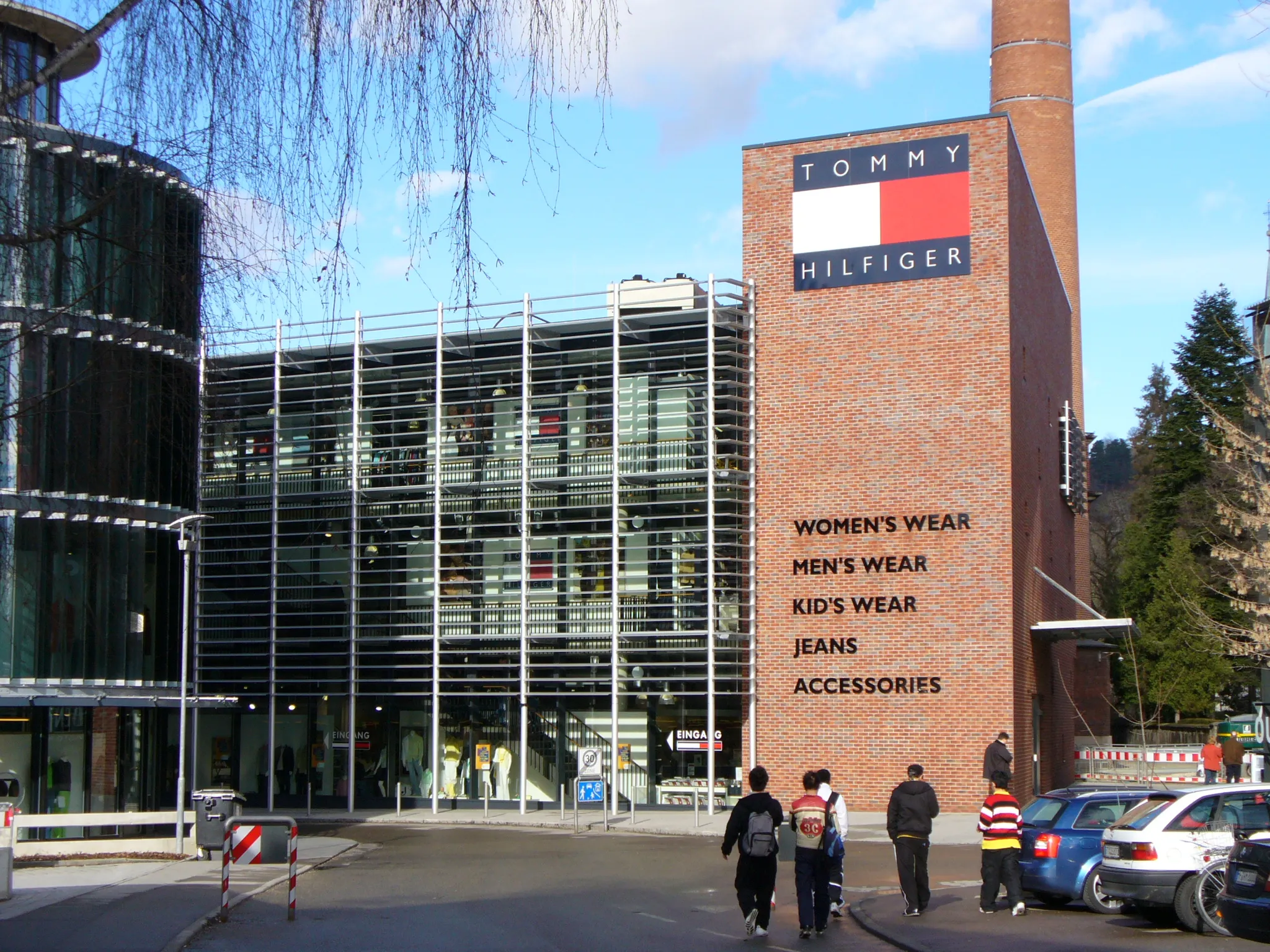 Gewerbebau mit Glasfassade und moderner Architektur geplant von Sigler Schumer Spieth
