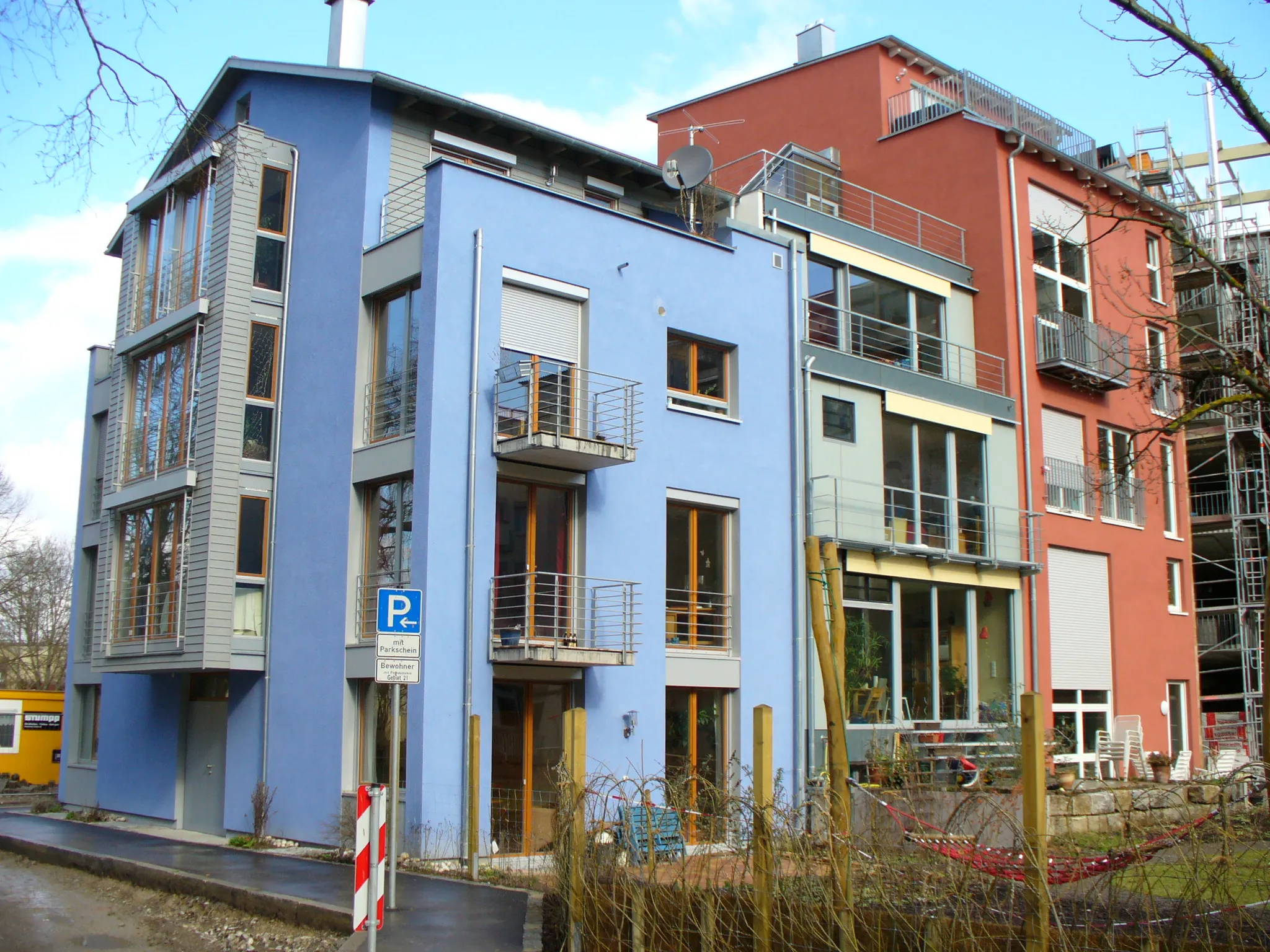 Modernes Mehrfamilienhaus mit farbiger Fassadengestaltung und Ingenieurplanung durch Sigler Schumer Spieth